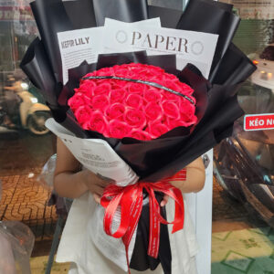 Bó Hoa Sáp Tròn Đỏ – Giấy Gói Đen Sang Trọng